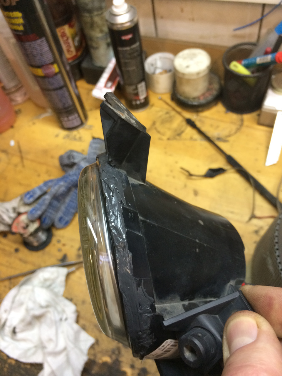 Обезжириваем очистителем тормозной системы и наносим слой силиконового герметика. — Volkswagen Touareg (1G)