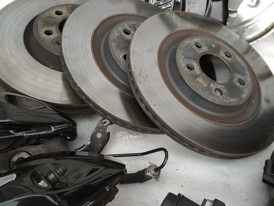 Передний тормозной диск ауди 80 б4. Тормозные диски на ауди 80 б4. Ауди 80 б3 1. Ауди 80 б3 тормоза передние. Ауди 80 б3 тормоза передние.