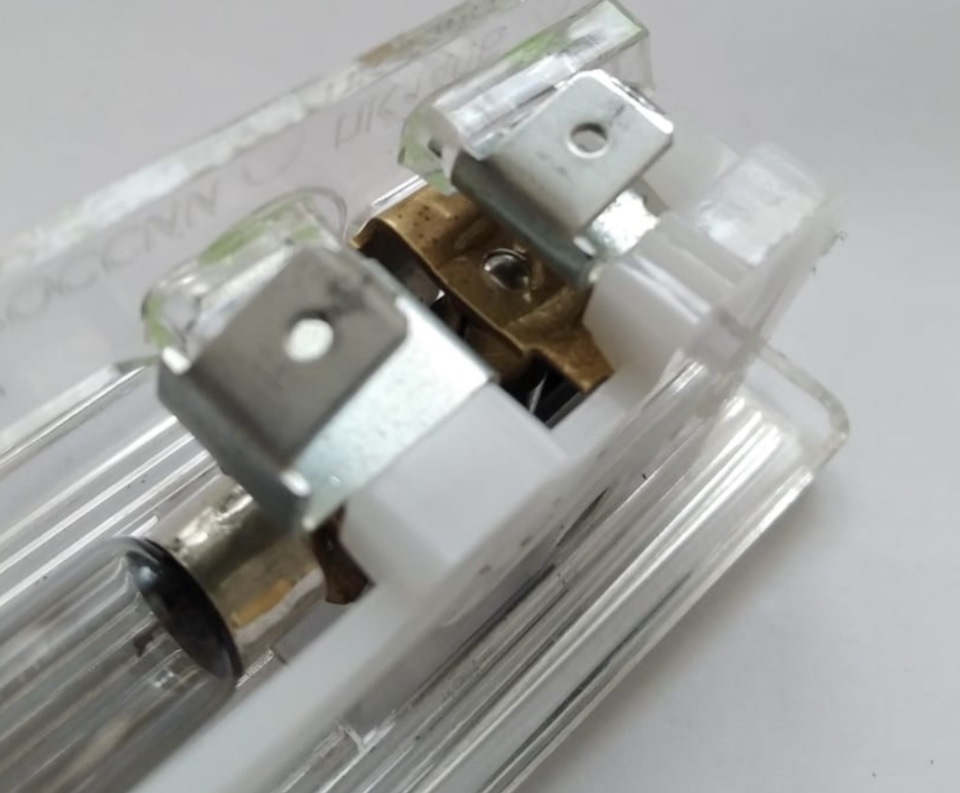 Дополнительное освещение в салон нивы. LDBg02IrXNUPyoXFZb ARKifq5s 960. Дополнительное освещение в салон нивы фото. Дополнительное освещение в салон нивы-LDBg02IrXNUPyoXFZb ARKifq5s 960. картинка Дополнительное освещение в салон нивы. картинка LDBg02IrXNUPyoXFZb ARKifq5s 960. В предыдущей записи в личном блоге я написал про покупку Шевроле Нивы своему тестю. В настоящий момент мной были произведены некоторые доработки с этим автомобилем, т.к. на драйве этой машины нет, буду писать кое-что здесь.В базовых комплектациях Шевроле Нива отсутствует освещение задней части салона, это не для кого не секрет. Поэтому, чтобы исправить эту недоработку, был установлен плафон освещения диодный от Приоры (который ставится на них в люкс комплектациях). Почему именно от Приоры, а не родной Шевиковский, отвечу так, он достался недорого. В принципе с установочной рамкой, он неплохо гармонирует в салоне, на мой взгляд и не выделяется от переднего плафона, по цвету рамки, что перед, что зад один в один.Что для установки нам нужно:1. Сам плафон освещения;2. Рамка;3. Разъем трехконтактный для подключения;4. Изолента, термоусадка
