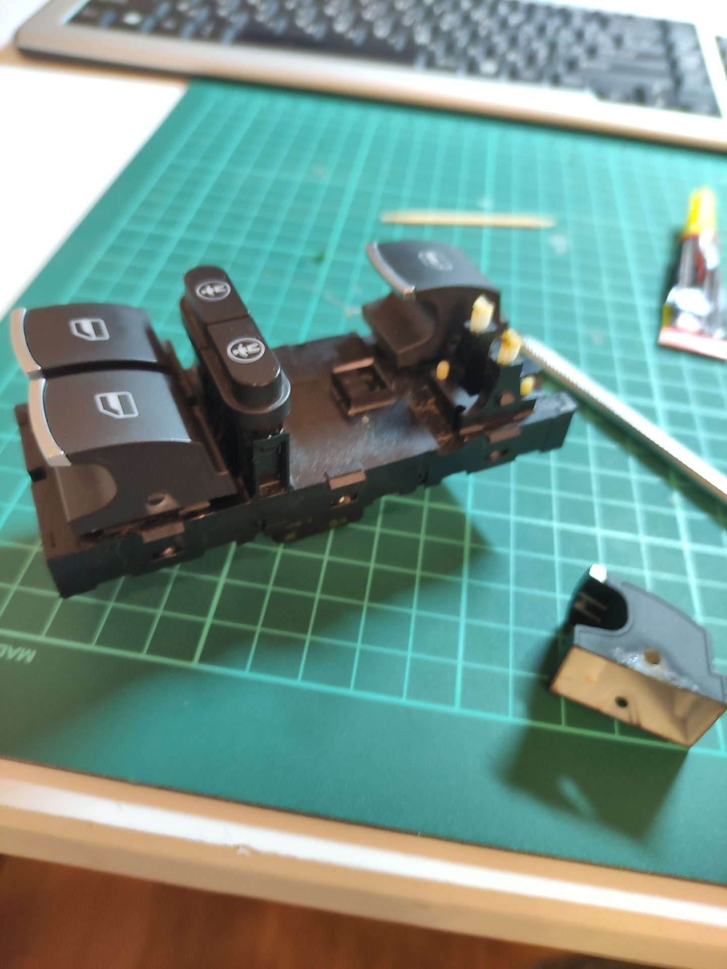 Ремонт кнопки стеклоподъемника — Volkswagen Touareg (2G), 3 л, 2014 ...