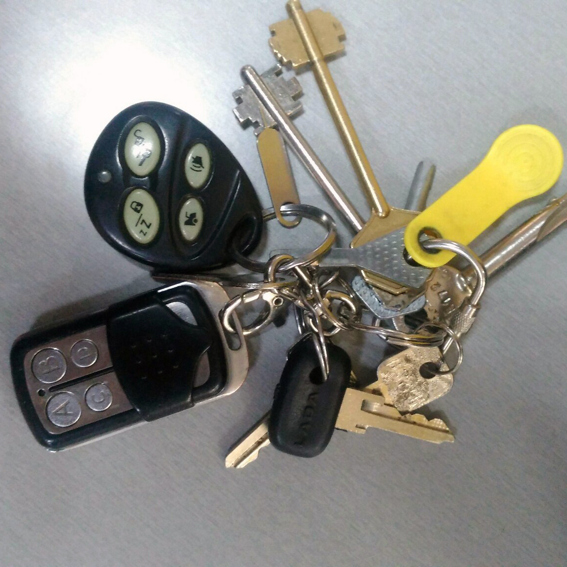 Ремонт ключ качественный ремонт ключ. Ключи от автомобиля. Связка ключей от авто. Ключи от машины и квартиры. Ключи от квартиры связка.