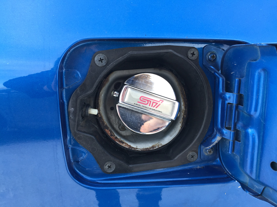 Лючок бензобака daihatsu boon. Замок на лючок бензобака дайхатсу. Крышка лючка бензобака круз. Замерз лючок бензобака как открыть. Как открыть замерзший лючок.