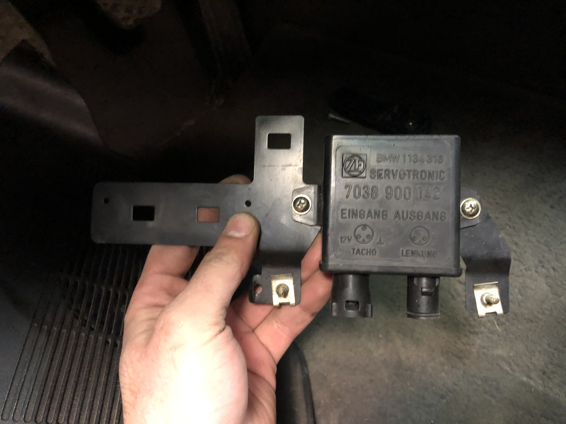 Сервотроника е53. Сервотроник e34. BMW e34 servotronic. Система servotronic. 32 43 6 856 855 ЭБУ сервотроника BMW.