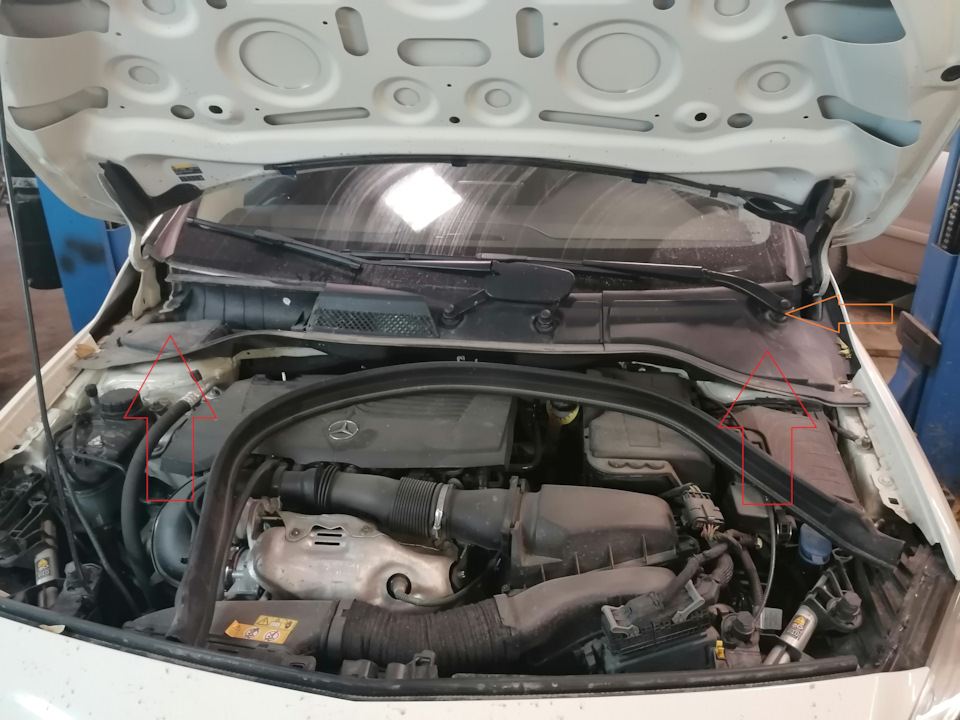 03. Przód: zdejmij koło; odczep przewody ABS/hamulcowe z uchwytów na kolumnie, aby ich nie naciągnąć. — Mercedes B-Class W246/T246