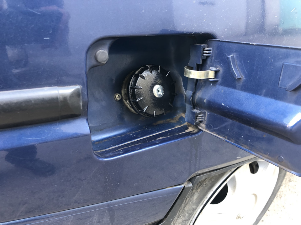 Поставил крышку топливного бака с личинкой под ключ и встреча с ...