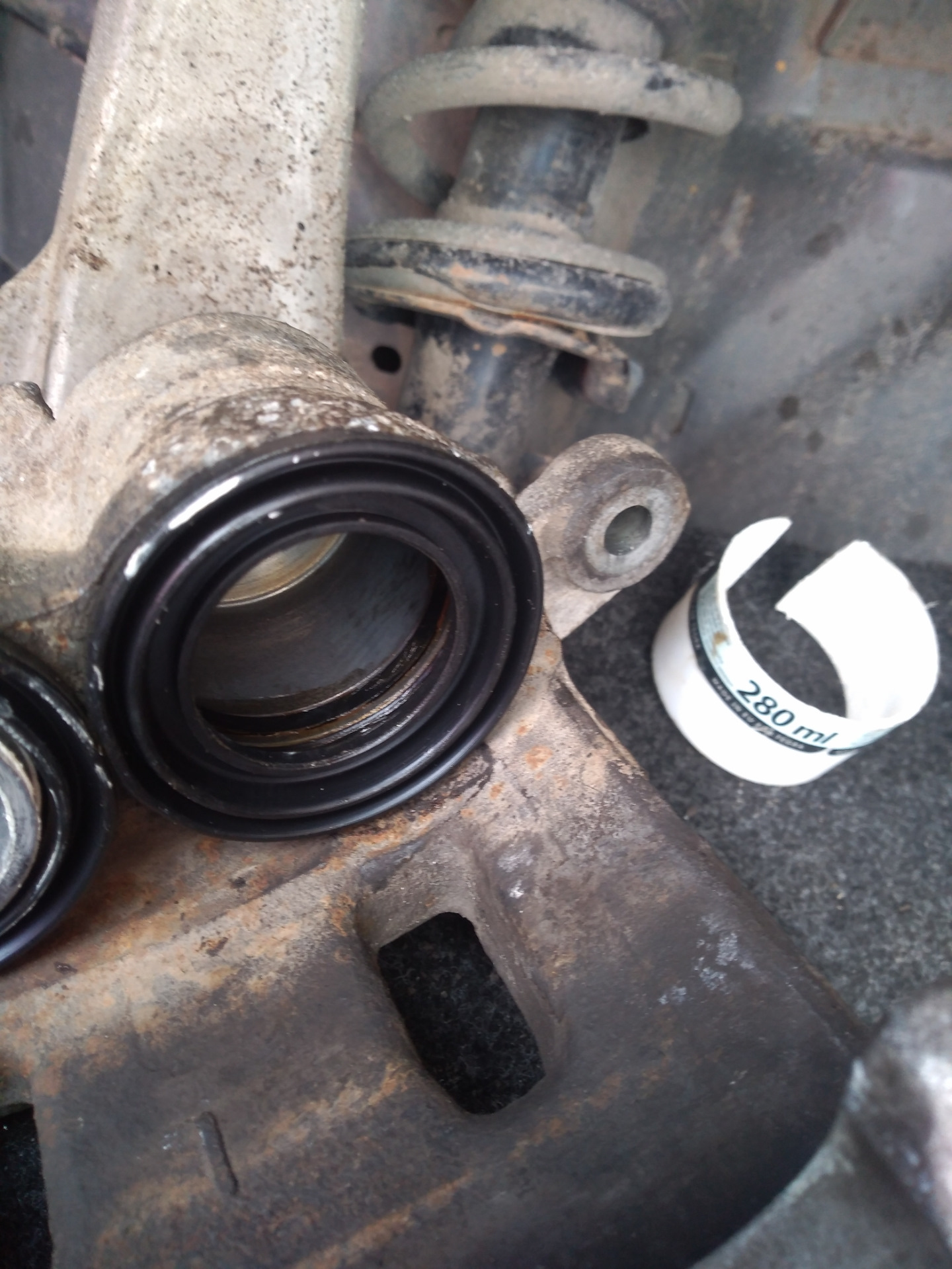 Задний суппорт тойота рав 4. Резинки переднего суппорта акцент. Передний тормозной пальчик mazda 6. Как поменять резинки суппорта. Направляющие суппорта заднего фокус 3.