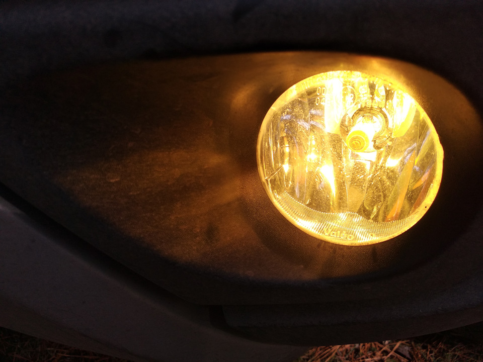 Лампочка туманки Соболь 2023. Renault Duster 2013 лампа противотуманную фару. Логан фары желтые. 0200102000. Желтые лампы птф