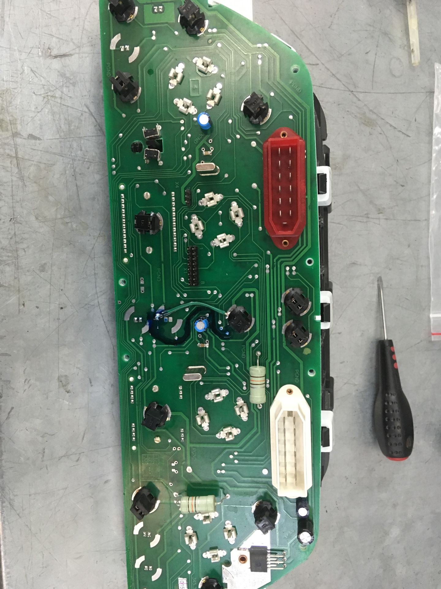 Дергаются стрелки температуры и уровня топлива на приборной панели ...