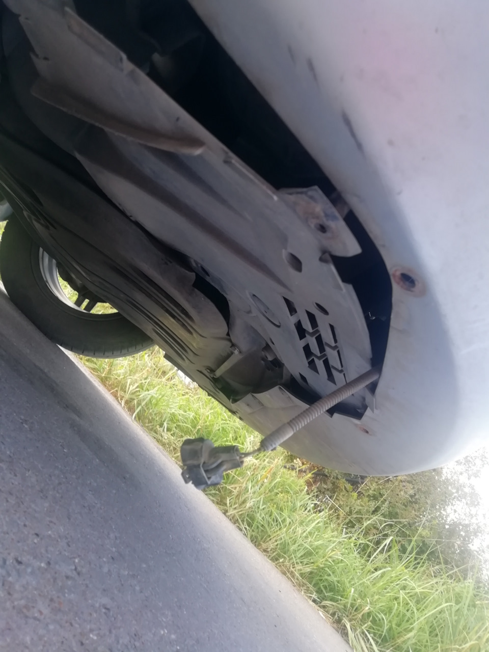 Вот с этого места есть доступ к туманкам нужно выкрутить три самореза и одну клипсу, снять пластик. — Lada Ларгус