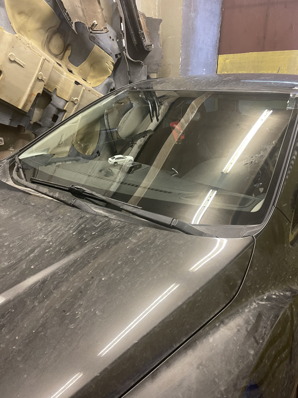 После чего, на новое стекло был нанесен новый герметик. И вот новое стекло готово. — Mazda CX-7