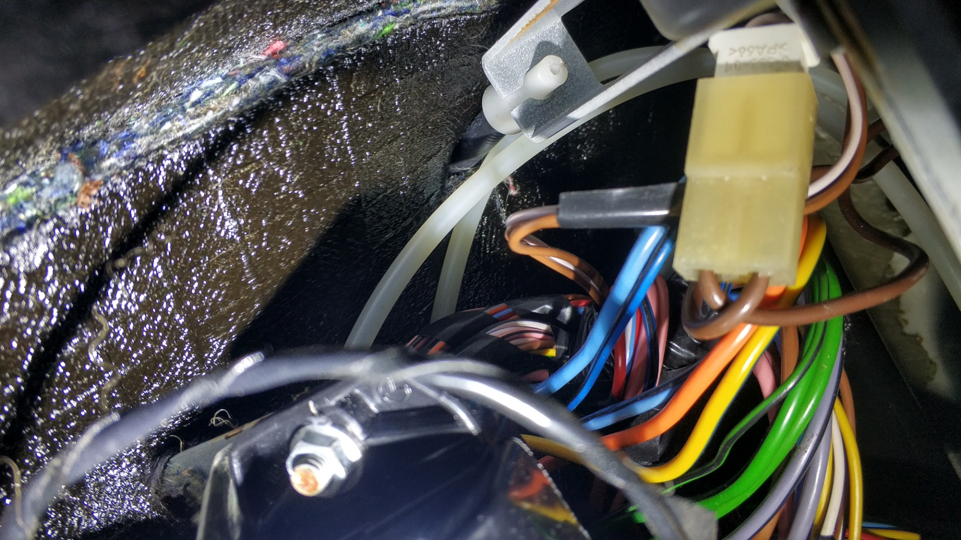 Классический факап, обрыв тросика капота — Lada 4x4 3D, 1,7 л, 2015 ...