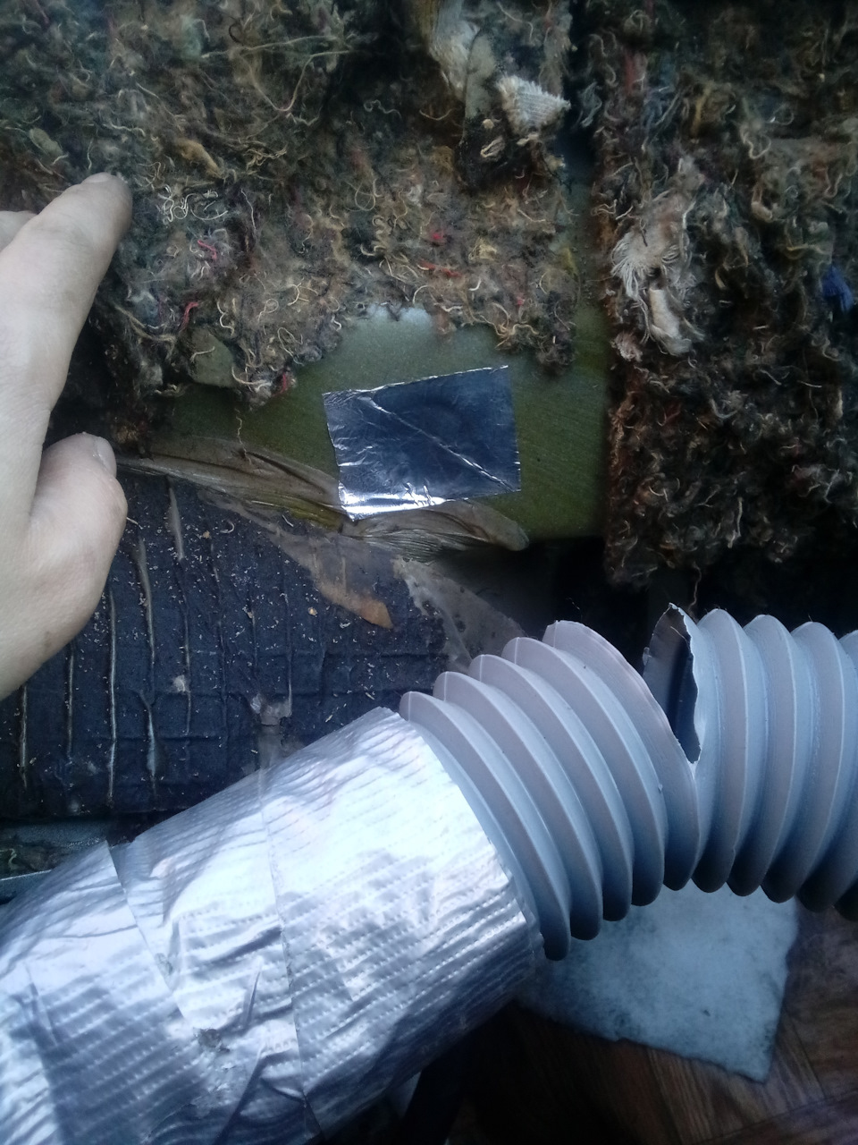 Залечил алюминиевым пластырем. Так же его же использовал для лечения воздуховода. — Lada 2120 Надежда