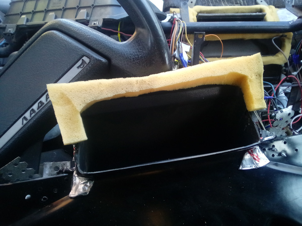 Ещё приклеял немного паролона на воздуховод лобового со стороны панели, т.к. казалась, что чуть потдувает в месте стыковки с печкой. — Lada 2120 Надежда