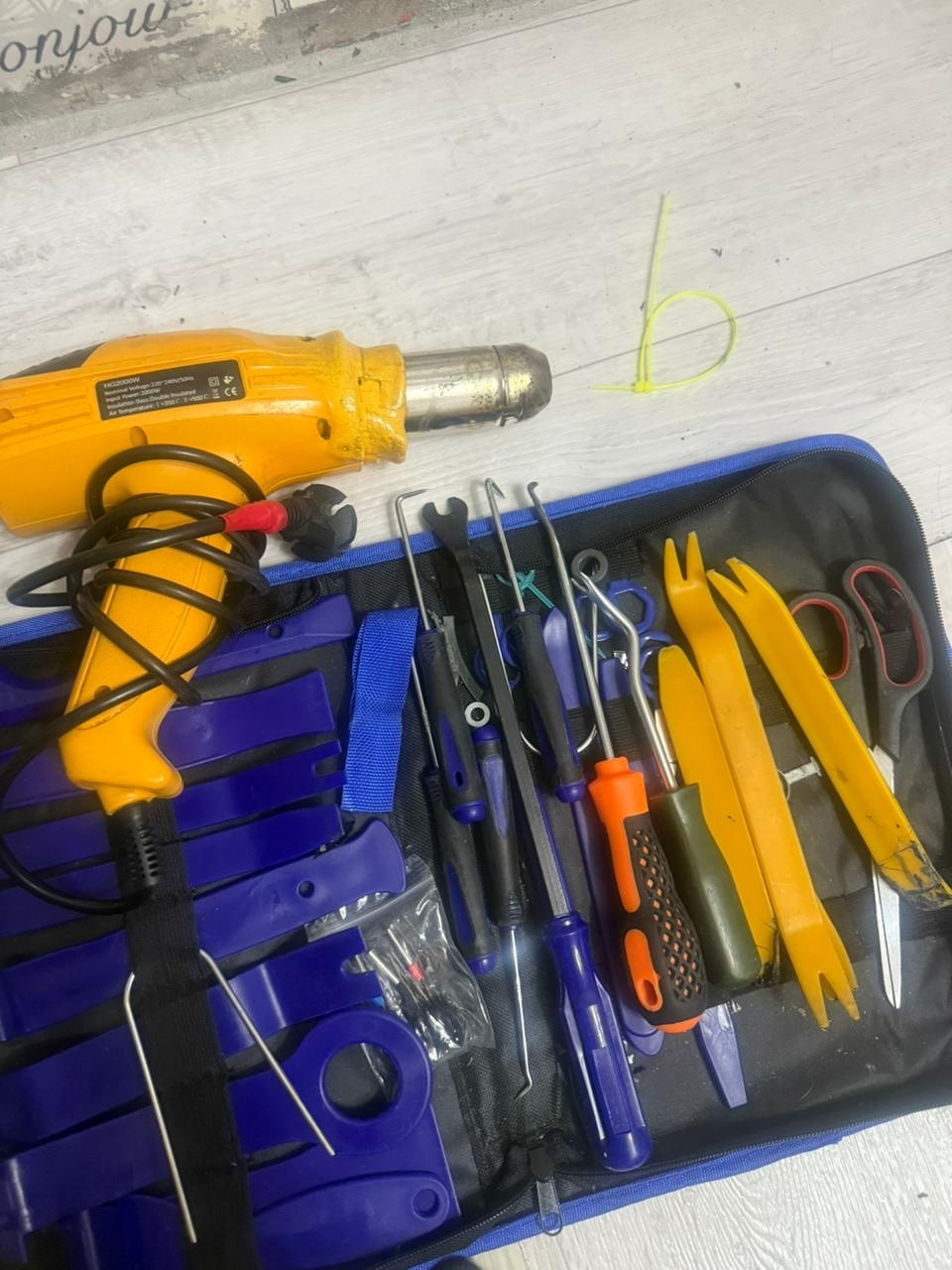 Инструменты которые понадобятся в основное фен отвёртка и кривые кручки — Audi Q7 (1G)