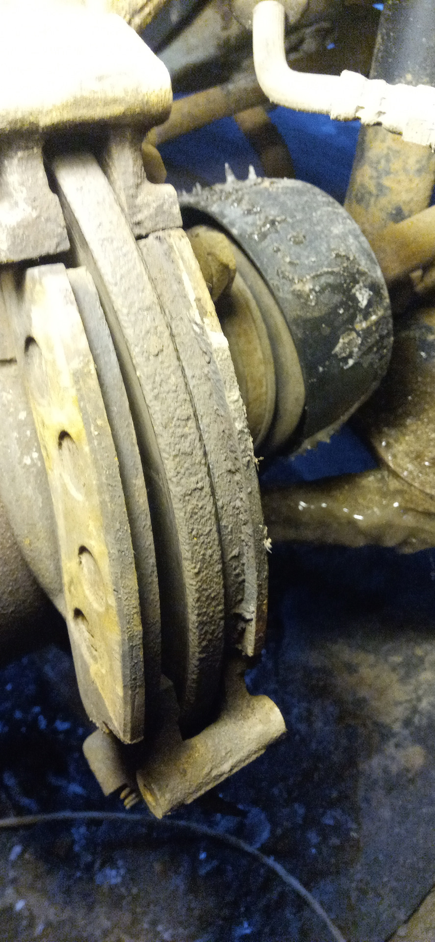 Замена передних тормозных колодок на Ниве — Chevrolet Niva, 1,7 л, 2005 ...