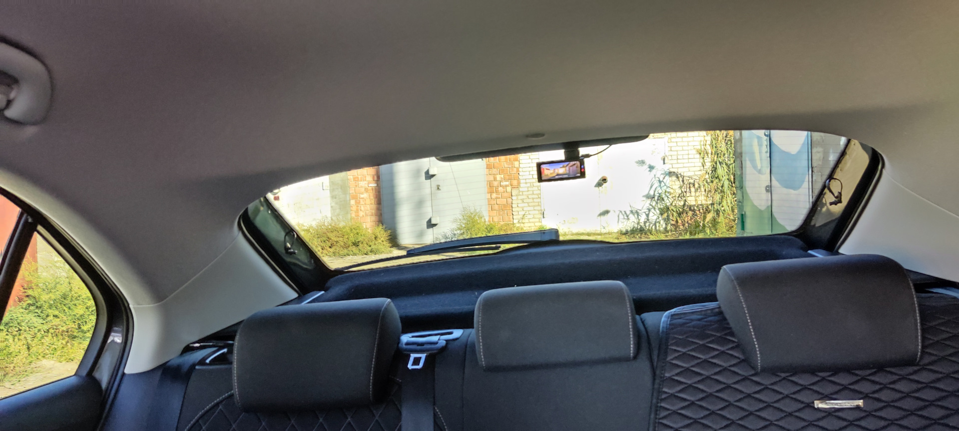 Установка видеорегистратора на заднее стекло — Skoda Rapid (2G), 1,6 л ...