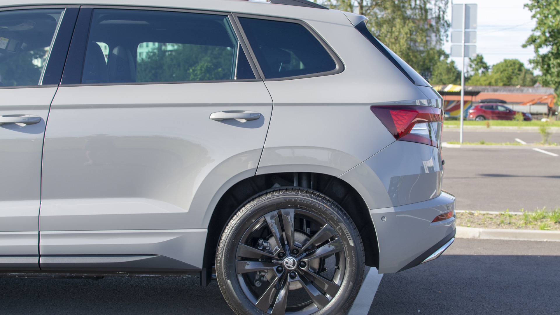 Задний бампер карок. Skoda Karoq r18. Skoda Karoq 2018. Карок Шкода r 18. Karoq спойлер.