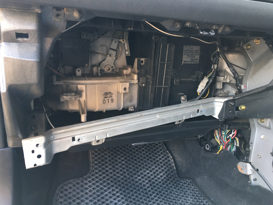 Замена салонного фильтра — Mitsubishi Galant (8G), 1,8 л, 1996 года ...