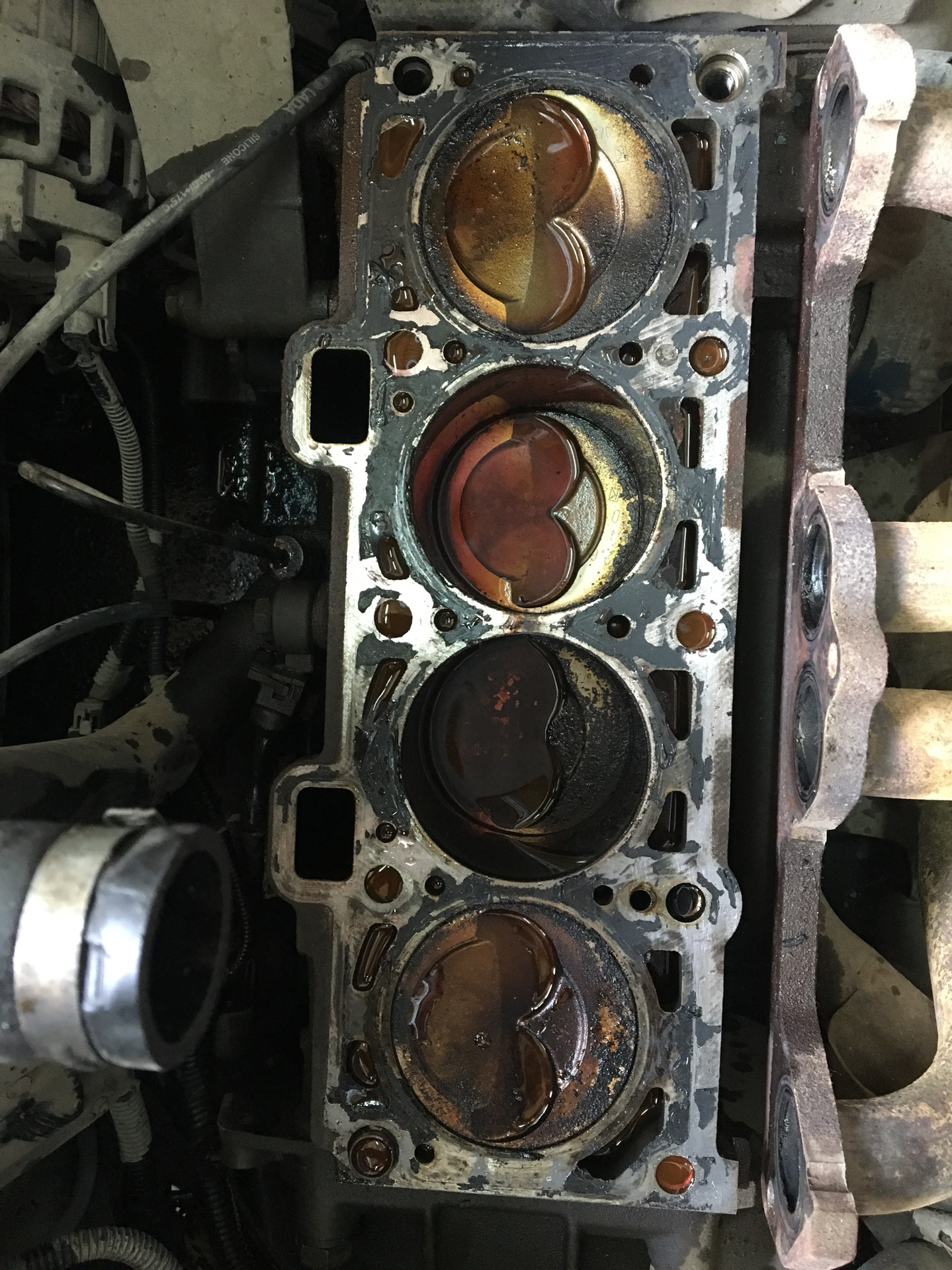 Прогар прокладки гбц ваз 2107. Следы антифриза возле прокладки гбц калина. Прокладка гбц гранта 8 клапанная. Гранта пробило прокладку гбц. Гранта пробило прокладку гбц.