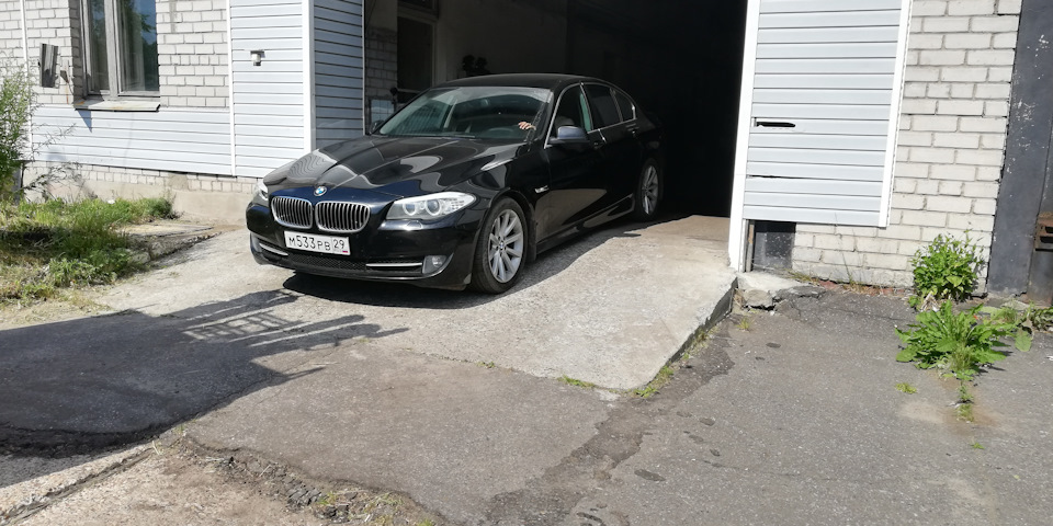 Замена лобового стекла — BMW 5 series (F10), 2 л, 2012 года | своими ...