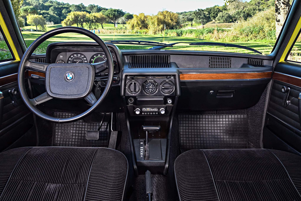 File:BMW-E12-Interieur.jpg - Wikipedia