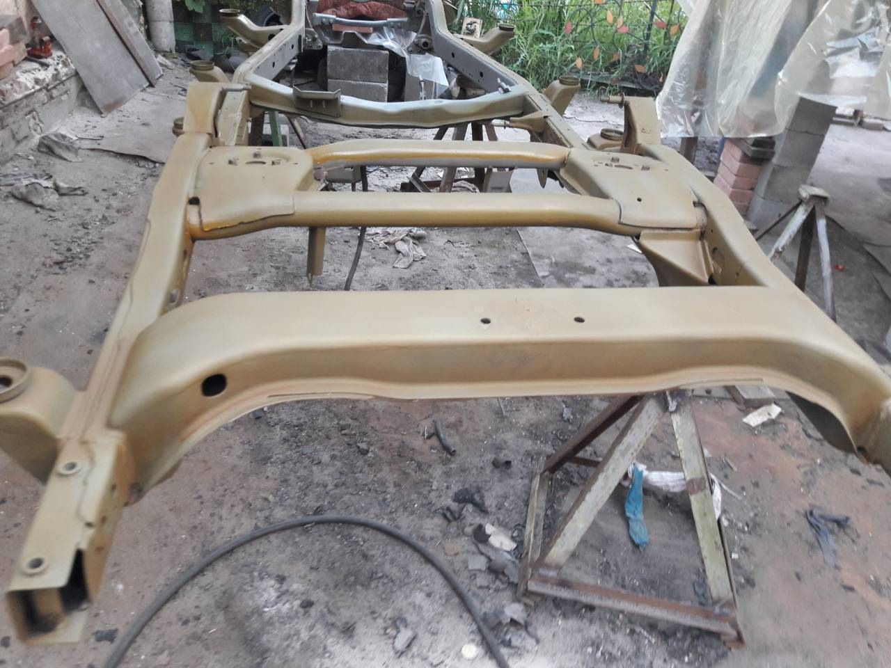 Пескоструйка рамы автомобиля. Оцинковка рамы уаз хантер. Пескоструй рамы внедорожника. Пескоструй рамы внедорожника. Пескоструй рамы внедорожника.