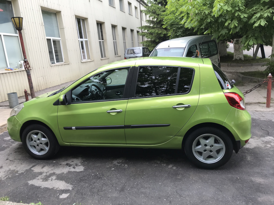 Сколько время рено. Рено Клио зеленая. Рено Клио зеленый металлик. 203 Renault Clio Green. Renault Clio зеленый перламутровый.