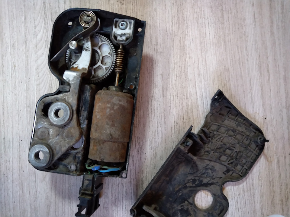 Заменён доводчик багажника — Volkswagen Touareg (1G), 3,2 л, 2004 года ...