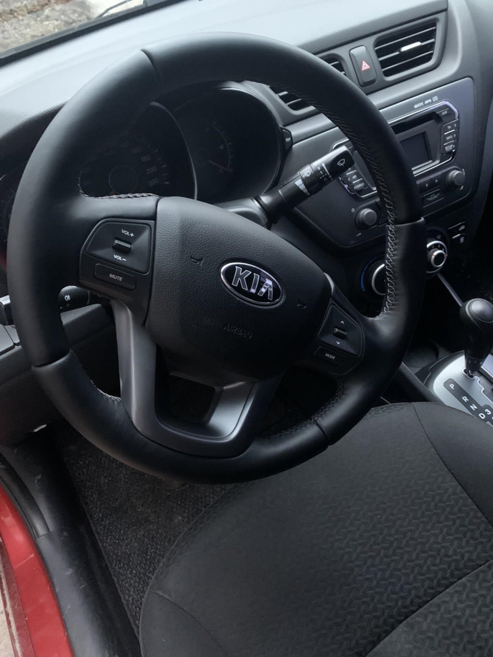 Руль стал "жирнее" — KIA Rio (3G), 1,4 л, 2013 года | стайлинг | DRIVE2