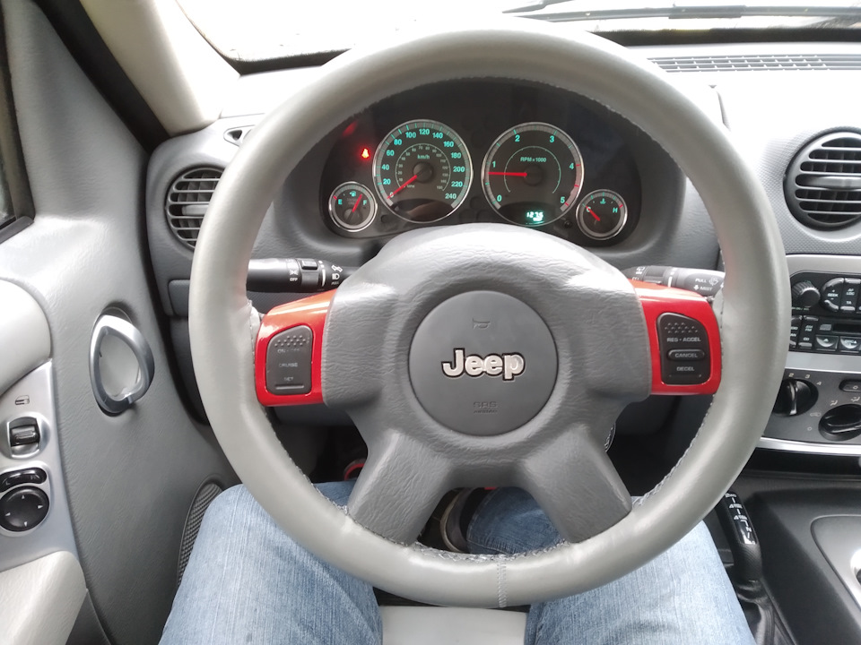 Руль jeep cherokee. Jeep Cherokee KJ 3.7 салон. Jeep Cherokee KJ 3.7 салон компьютер. Руль Jeep Compass. Руль джип Чероки.