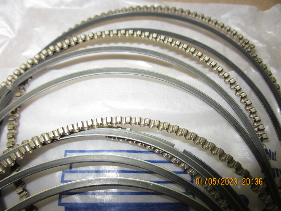 Поршневые кольца HERZOG, комплект маслосъёмных колец с расширителями, фото со вспышкой — Lada Vesta SW (1G)