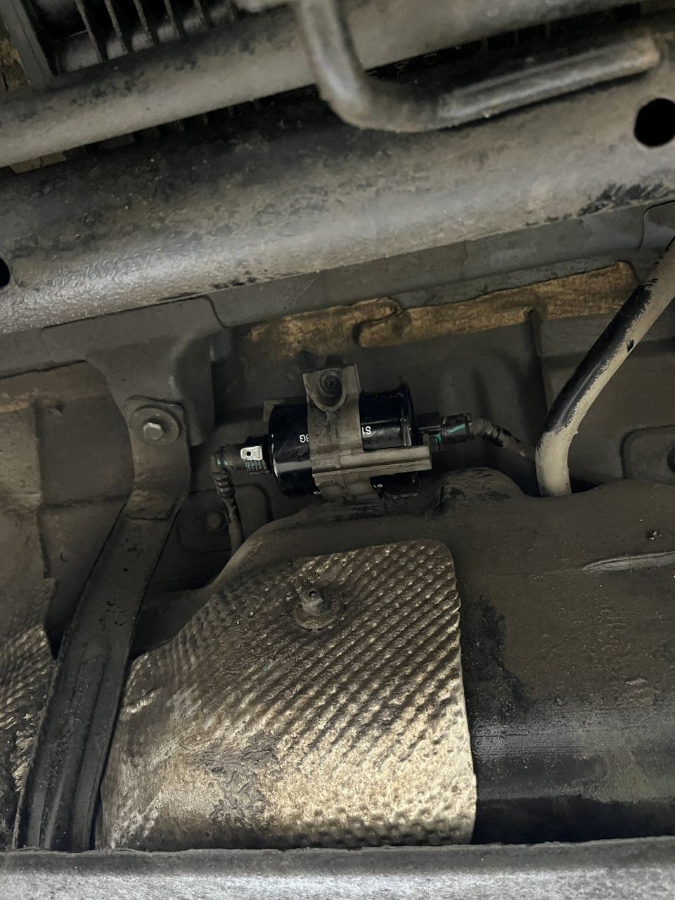 Заменен топливный фильтр, находится возле топливного бака. — Chery Arrizo 8