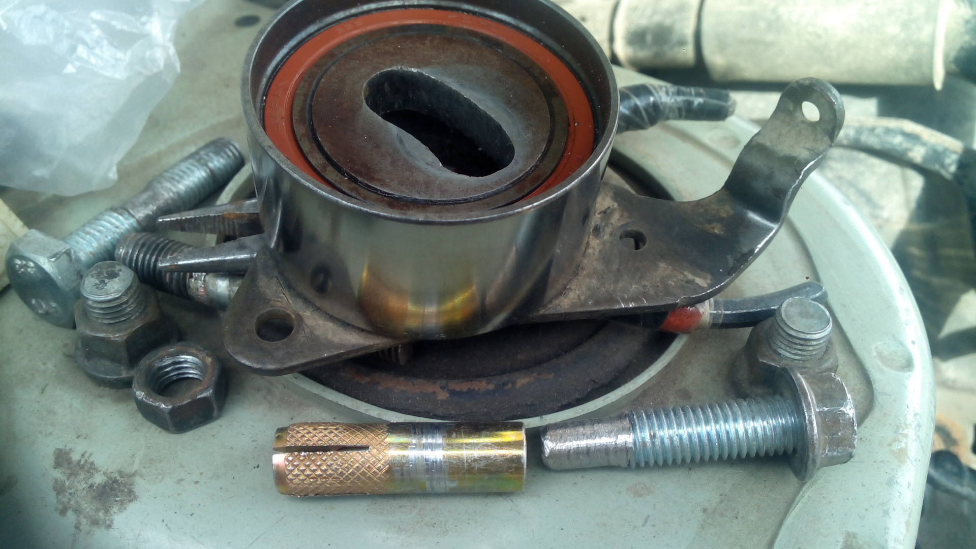 Хонда сорвана резьба натяжного ролика грм. Натяжка резьбовая. Натяжитель резьбовой. Резьба ролика грм. Шпилька натяжного ролика грм 2108 ремонтная.