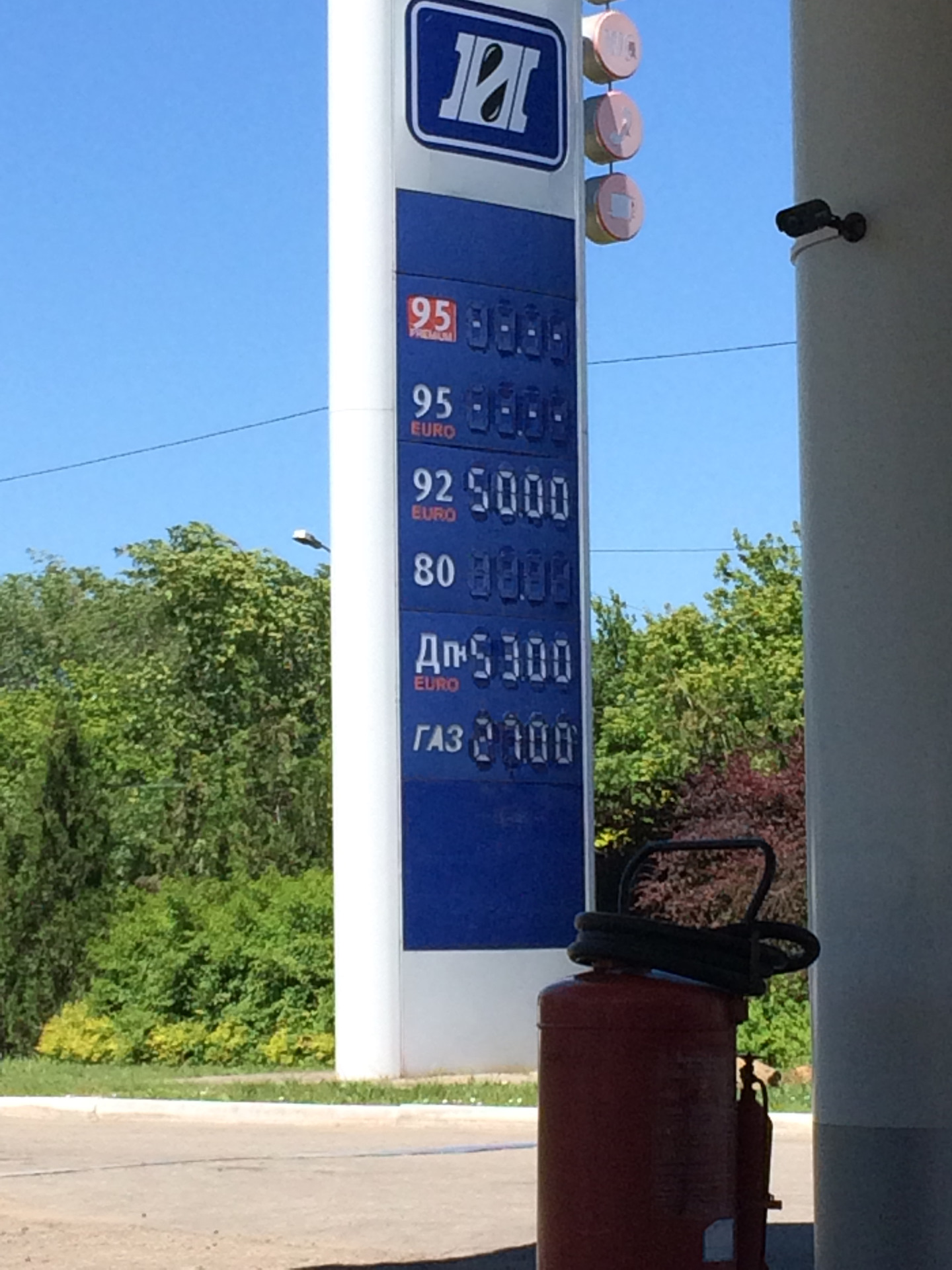 лучший 95 бензин. цвет бензина 95. цвет бензина 92 и 95. азс аи 95. заправка бензина.