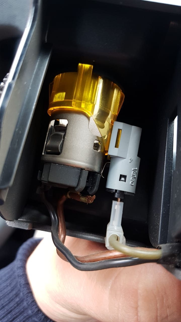 Замена лампочки в прикуривателе — Toyota Avensis III, 1,8 л, 2009 года ...