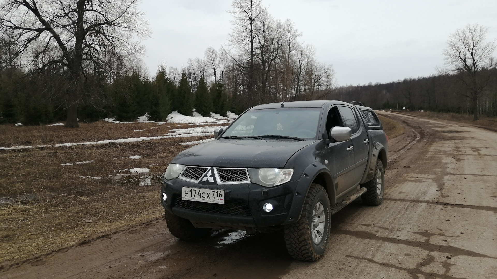 Черный дым митсубиси. Фото Mitsubishi l 200 пикап черный Drive.