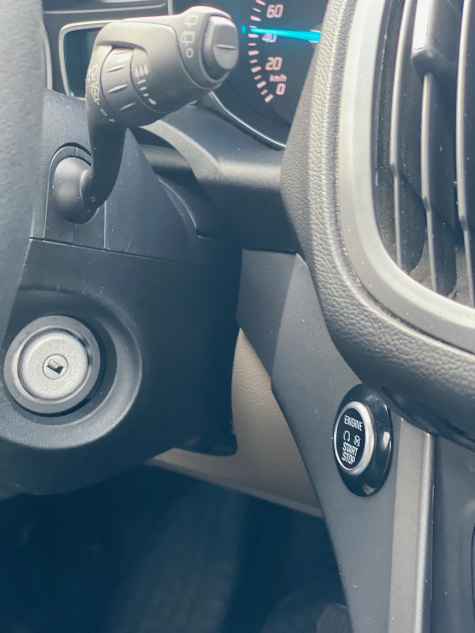 как пользоваться аварийной кнопкой ford escape