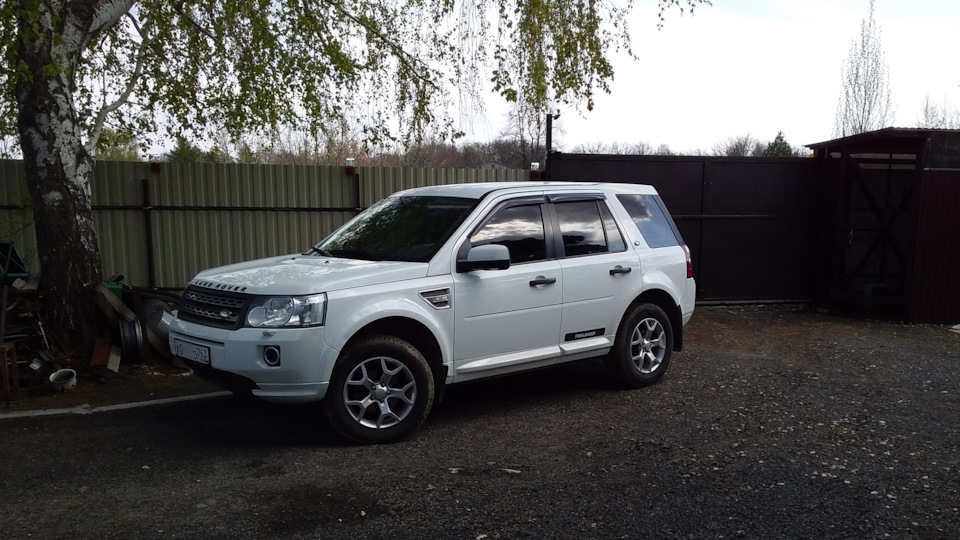 Land Rover Freelander Fuji White Drive2