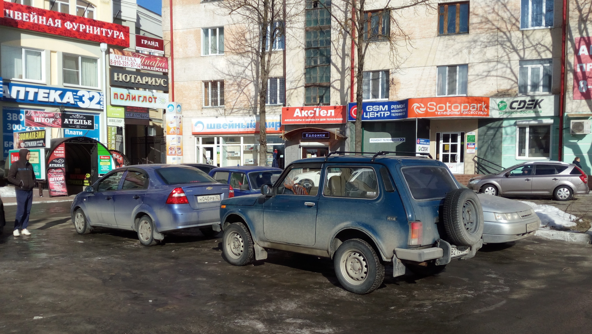 Нивка Синька. Грязь на боках, ширина покрышек и вылет дисков. Случайное  наблюдение. — Lada 4x4 3D, 1,7 л, 2011 года | наблюдение | DRIVE2