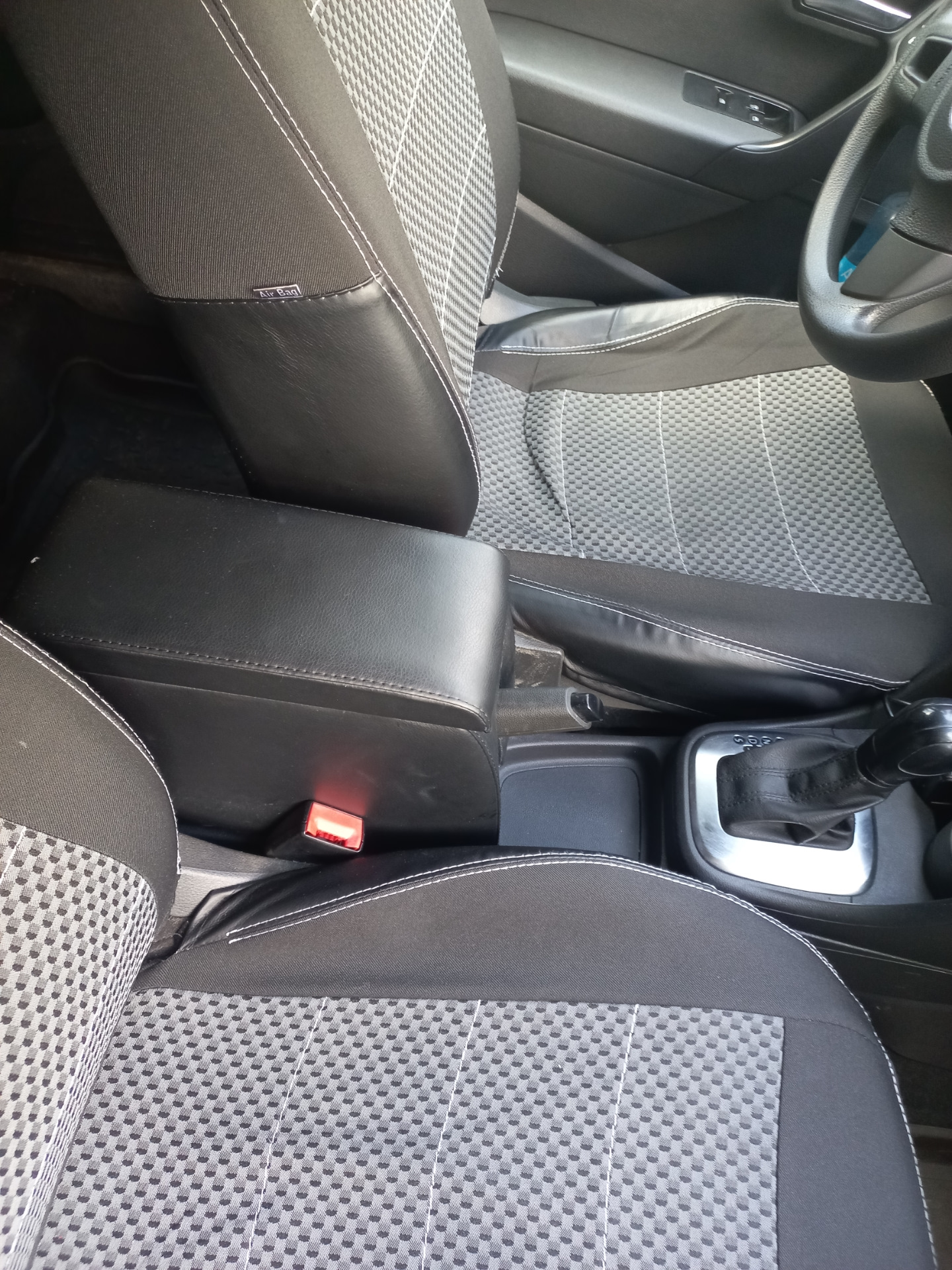 Подлокотник — Volkswagen Polo Sedan, 1,6 л, 2011 года | стайлинг | DRIVE2