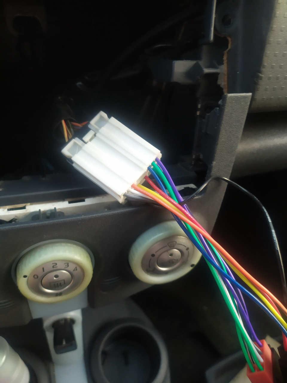 Так как фишка отличается, нужен переходник, который выглядит так👆 — Mitsubishi Colt VI