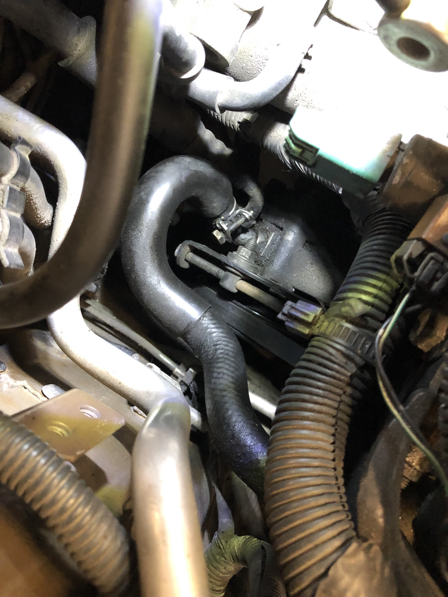 Потек патрубок гура — Nissan Primera (P11-144), 1,8 л, 1999 года ...