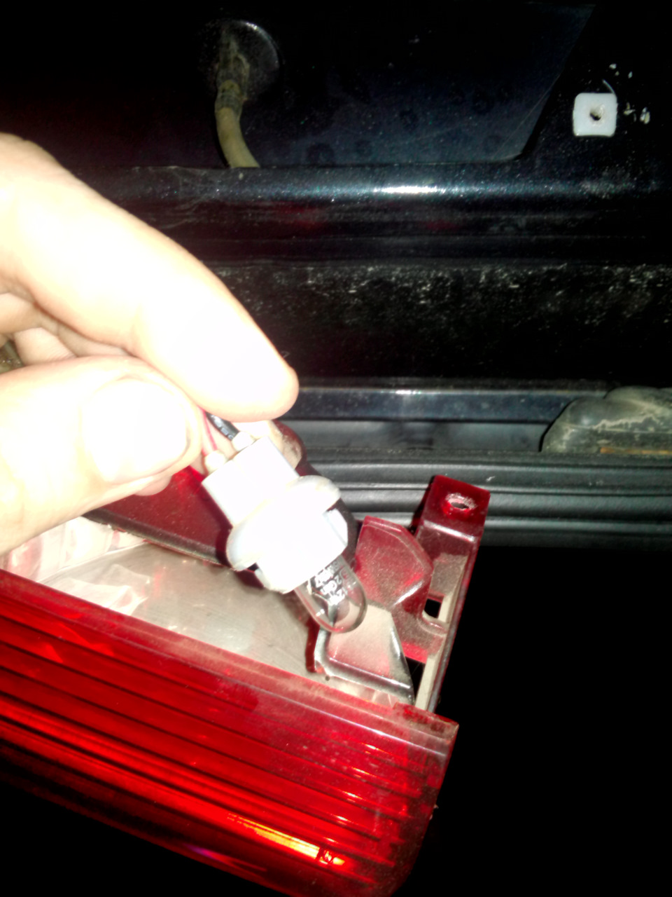 Лампочка стоп сигнала ваз 2107. Повторитель стоп сигнала ваз 2107. Как заменить лампочку дополнительного стоп сигнала. Дополнительный стоп сигнал форд фокус 3. Как заменить лампочку дополнительного стоп сигнала.