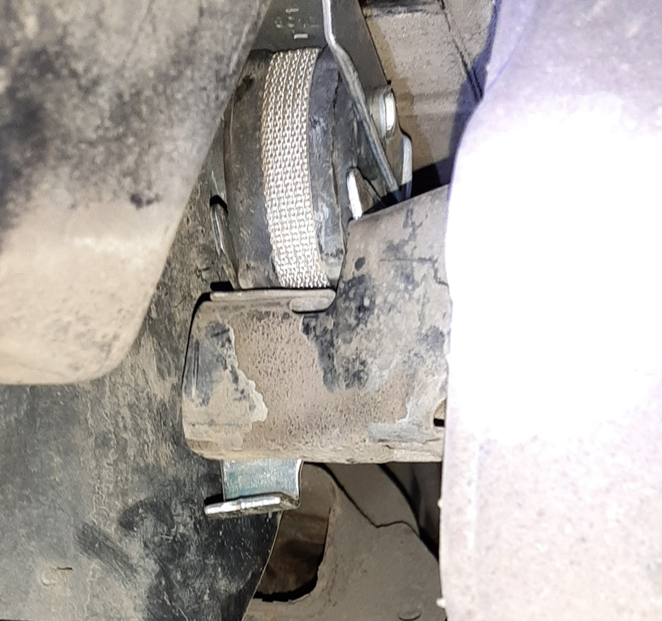 Замена стартера, заднего подвеса глушителя — Renault Megane II, 1,6 л ...