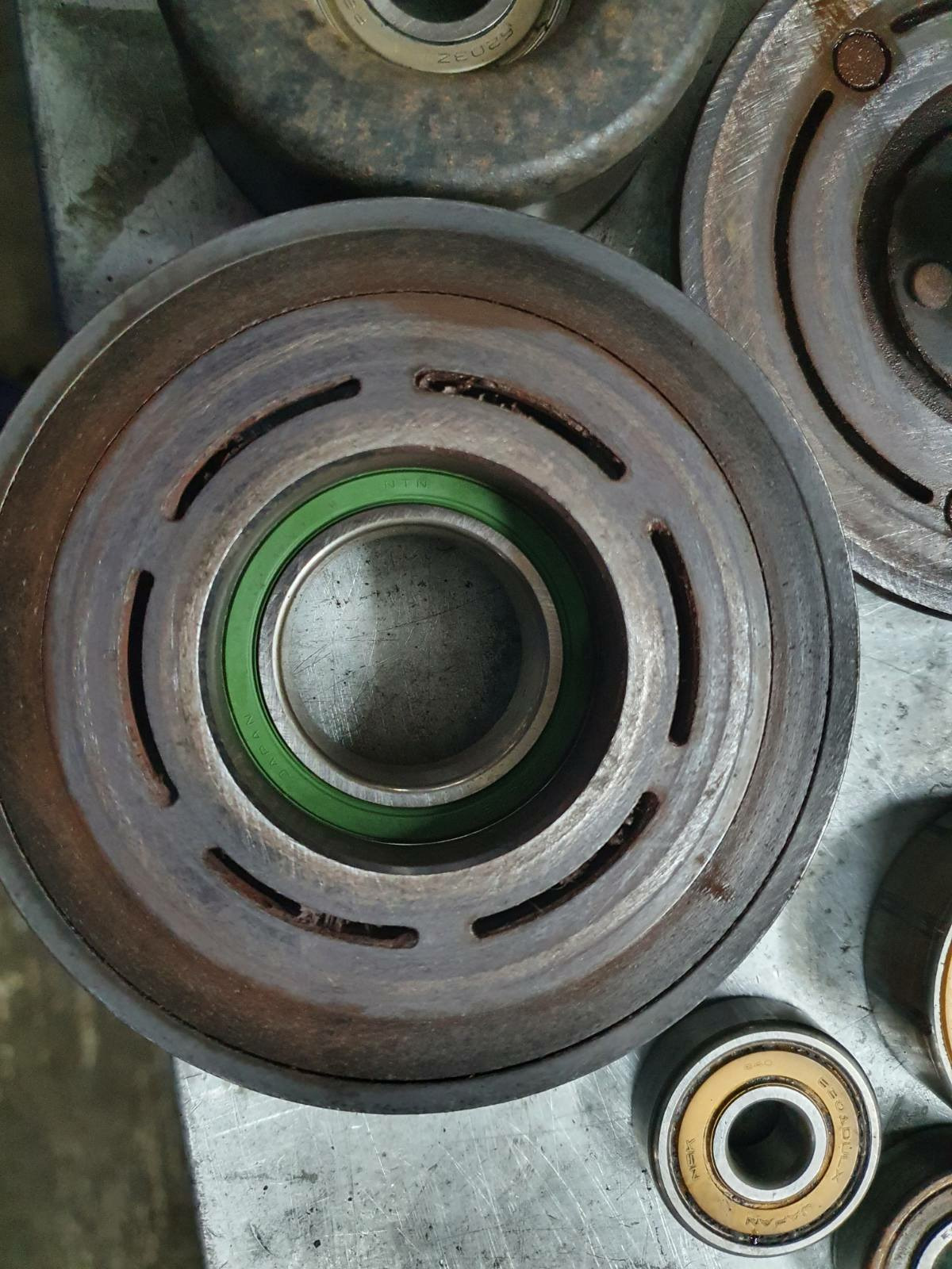 Подшипник генератора пассат б5 1. 0 2013 года. Подшипник натяжителя ролика ремня генератора пассат б6 номер. 4 подшипники генератора. Подшипник ролика натяжителя генератора qg18.