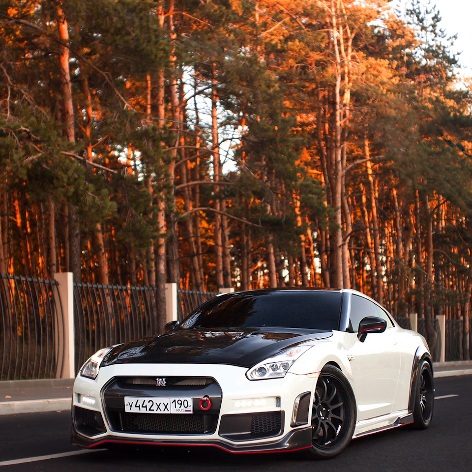 Nissan GTR r35 в лесу