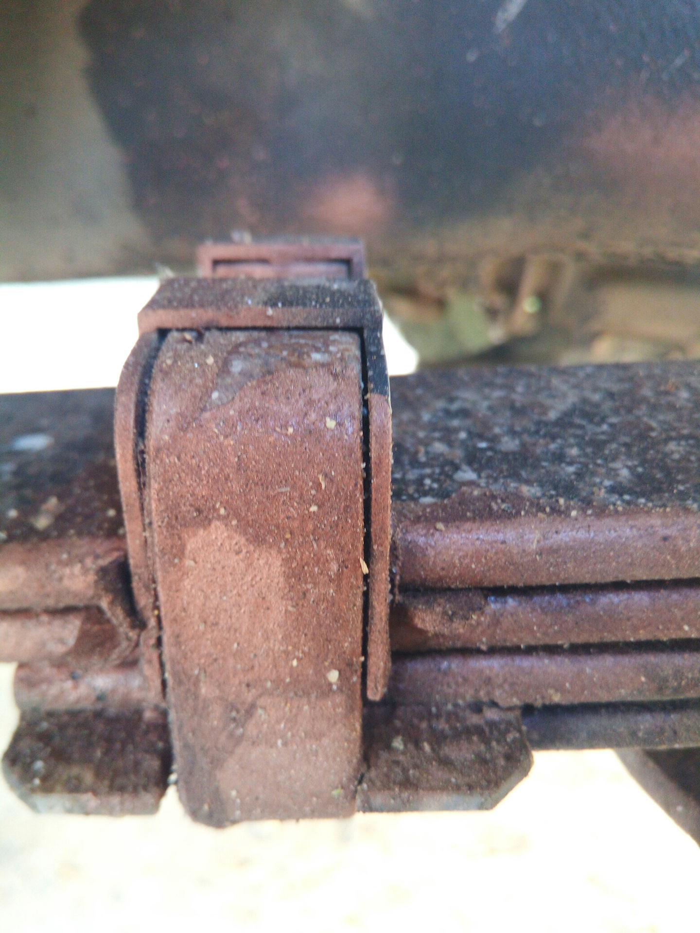 Резинка рессоры газель некст. Противоскрип рессоры газель. Скрип рессоры газель. Противоскрипные пластины для рессор тойота хайлюкс. Резинки на рессоры газель подрессорники.