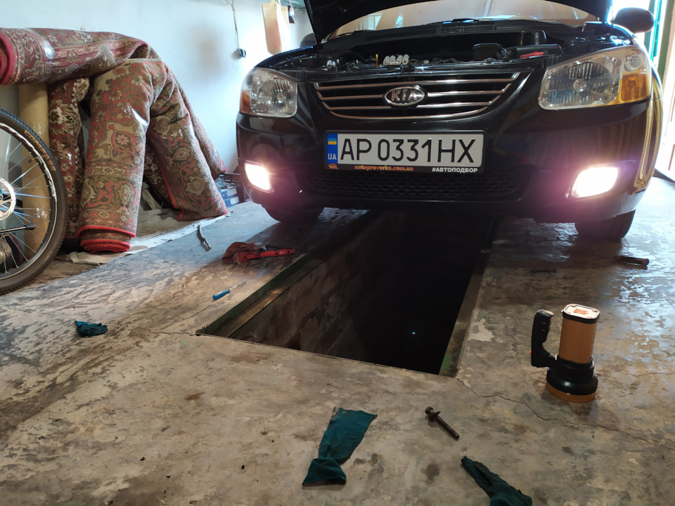 Замена лампочек в противотуманках Narva 37.5 Вт — KIA Cerato (1G), 1,6 ...