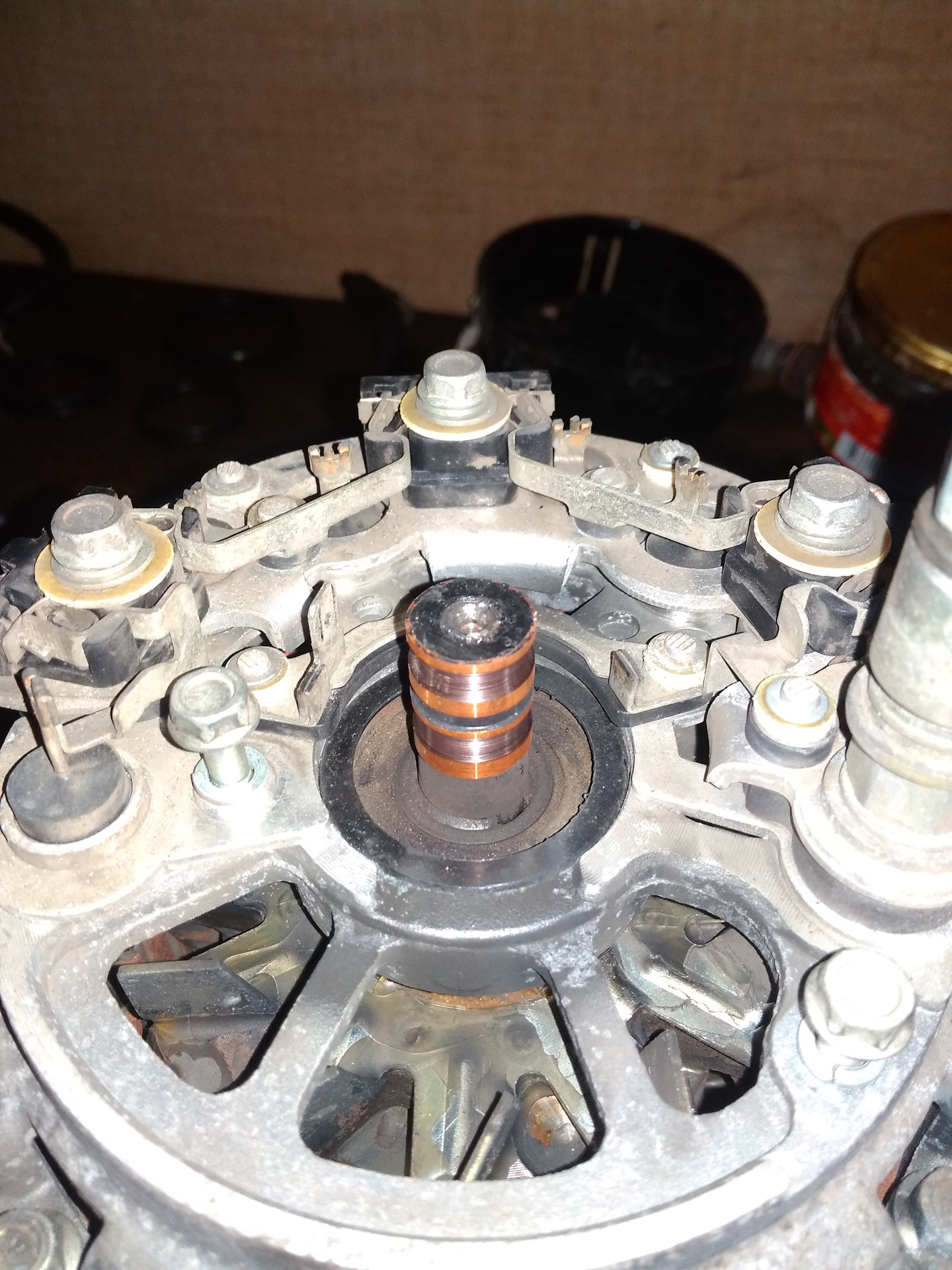 Стартер и генератор авто. Обслужить генератор. Починка генератора автомобиля. Обслужить генератор. Техническое обслуживание генератора автомобиля.