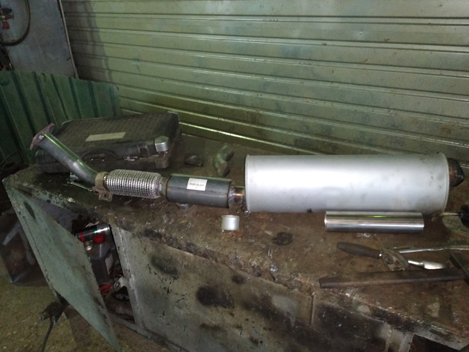 Вывод глушителя в бок под порог — Mitsubishi Pajero Sport (1G), 2,5 л ...